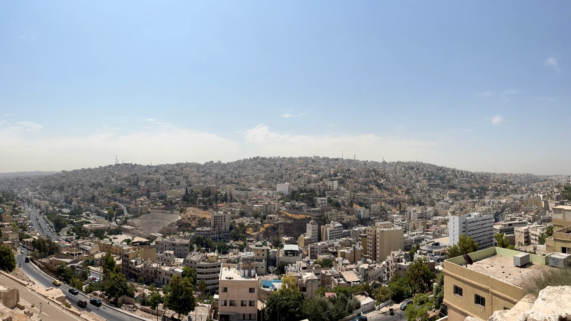 مشهد معماري مستوحى من تلال عمّان ومبانيها الحجرية